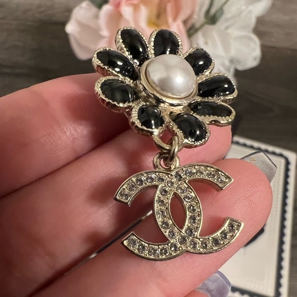 CHANEL 22K Flower CC Crystal Drop Earrings - AUTH - Picture 4 of 10